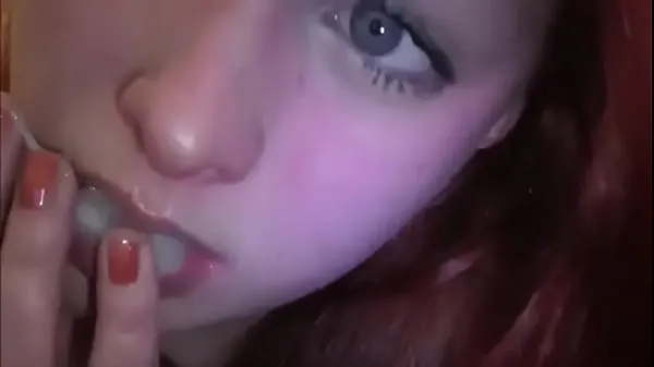 큰 Married redhead playing with cum in her mouth 총 튜브