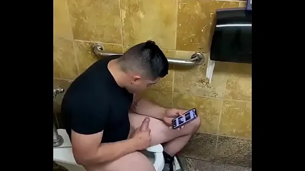 Tabung total SPYING STRAIGHT IN THE BATHROOM: HE IS MASTURBATING besar