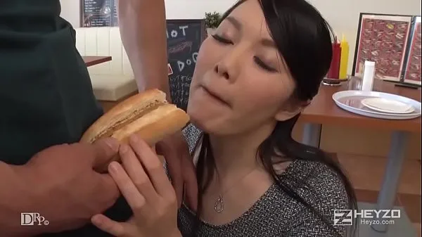 Grote Yui Mizutani reporter who came to report when there was a delicious hot dog shop in Tokyo. 1 totale buis
