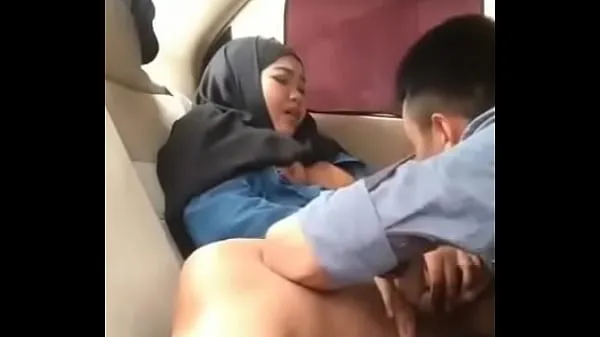 Stor Hijab girl in car with boyfriend totalt rör