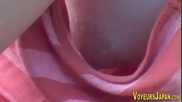 큰 Asian babes side boob pee on by voyeur 총 튜브