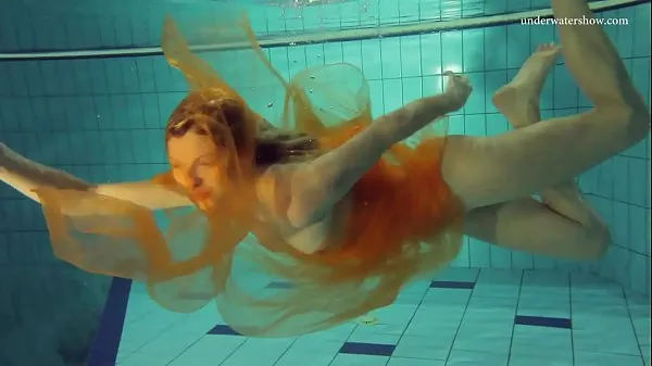 Big Naked swimming babe Nastya celková trubka