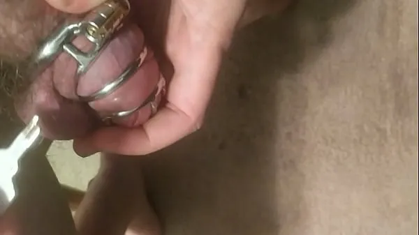Nagy Breaking off key in chastity cage teljes cső