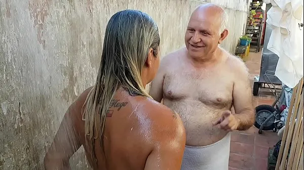 أنبوب Grandpa bathing the young girl he met on the beach !!! Paty Butt - Old Grandpa - El Toro De Oro كبير