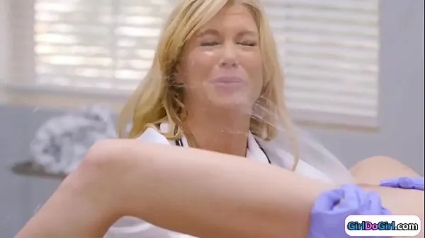 Jumlah Tiub Unaware doctor gets squirted in her face besar