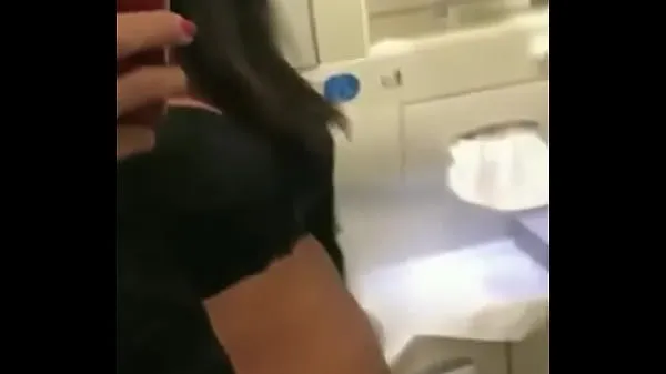 Big Brunette shemale jerking off in the bathroom tổng số ống