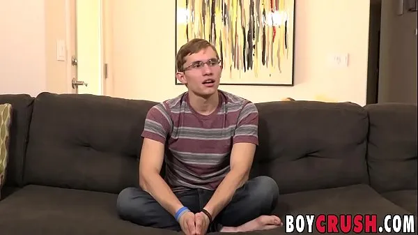 Store Nerdy twink strips to reveal his big dick and stroke it samlede rør
