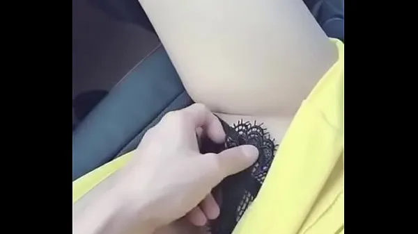 Μεγάλο Horny girl squirting by boy friend in car συνολικό σωλήνα