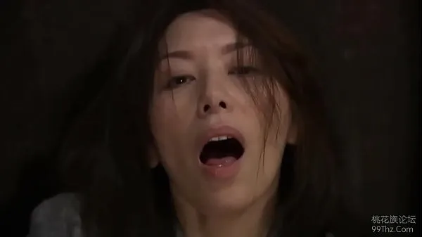 大Japanese wife masturbating when catching two strangers总管