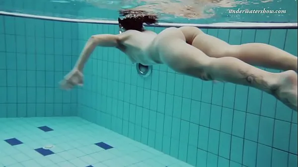 Μεγάλο Submerged in the pool naked Nina συνολικό σωλήνα