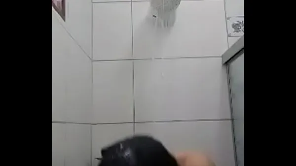 Big Emo taking a shower to the sound of Linkin park total Tube