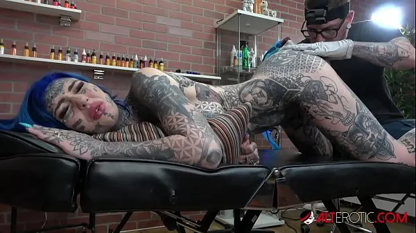 Μεγάλο Amber Luke gets a asshole tattoo and a good fucking συνολικό σωλήνα