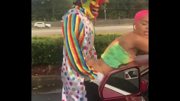 Grote Gibby The Clown fucks Jasamine Banks outside in broad daylight totale buis