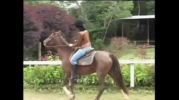 Tabung total Darkskinned groom helps white chick with raven hair Cristal De Luna to recover from a surprise caused with running away of her horse besar
