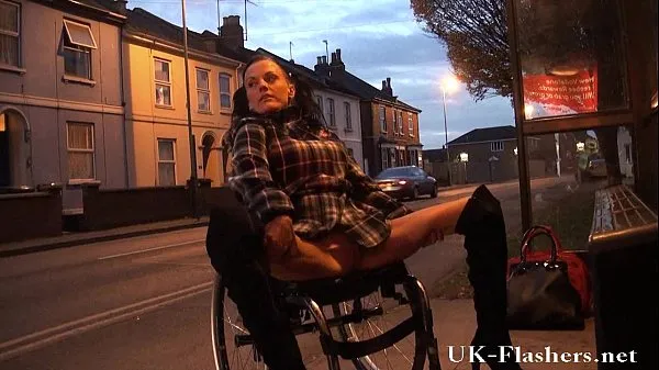 Μεγάλο Leah Caprice flashing pussy in public from her wheelchair with handicapped engli συνολικό σωλήνα