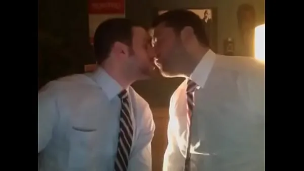 Μεγάλο Sexy Guys Kissing Each Other While Smoking συνολικό σωλήνα