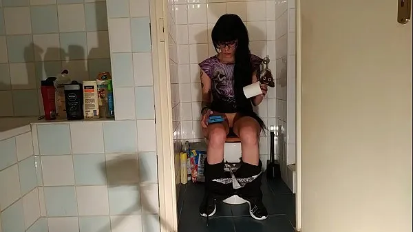 Grote Sexy goth teen pee & crap while play with her phone pt1 HD totale buis