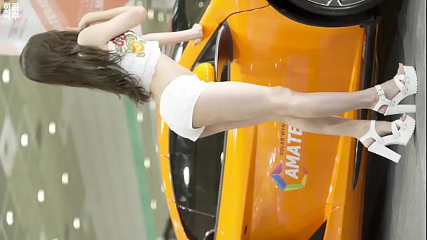 Big Public account [喵贴] Korean auto show temperament white shorts car model sexy temptation tổng số ống