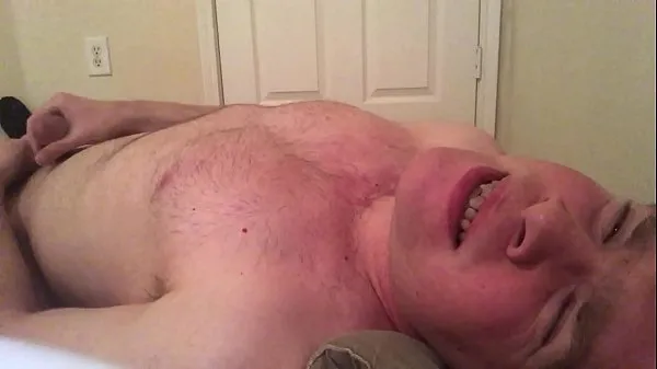 Tubo grande cara 2020, vídeo de masturbação 22 (sem gozada, mas gemendo alto de prazer intenso; é assim que parece quando um homem realmente gosta de seu pênis total