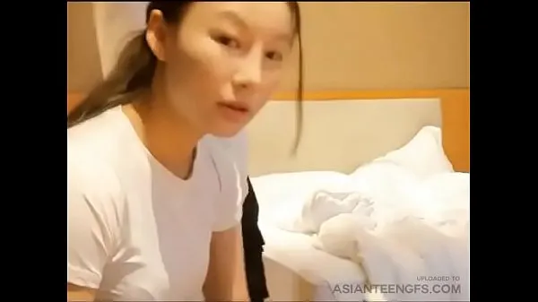 Velika Chinese girl is sucking a dick in a hotel skupna cev