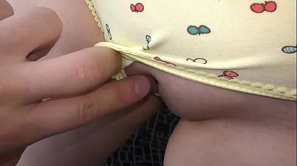 Grote REALLY! my friend's Daughter ask me to look at the pussy . First time takes a dick in hand and mouth ( Part 1 totale buis