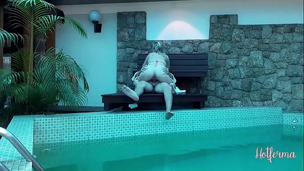 Veľká Boss invites maid to the pool but couldn't resist the hot totálna trubica