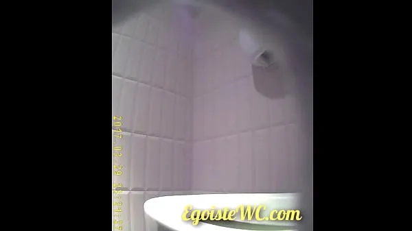 Grote The camera in the women's toilet filmed the beautiful vaginas of girls close-up totale buis