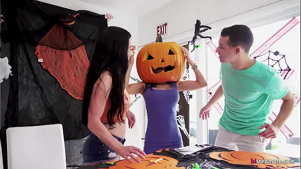 Big Stepmom's Head Stucked In Halloween Pumpkin, Stepson Helps With His Big Dick! - Tia Cyrus, Johnny tổng số ống