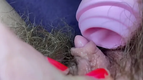 Μεγάλο Testing Pussy licking clit licker toy big clitoris hairy pussy in extreme closeup masturbation συνολικό σωλήνα