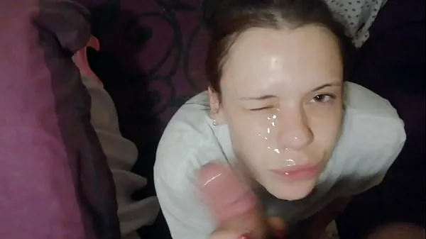 Store Naughty brunette gets a cum facial after being face fucked samlede rør