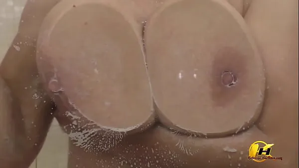 أنبوب Pressed my breasts against the glass and then masturbate with a stream of water كبير
