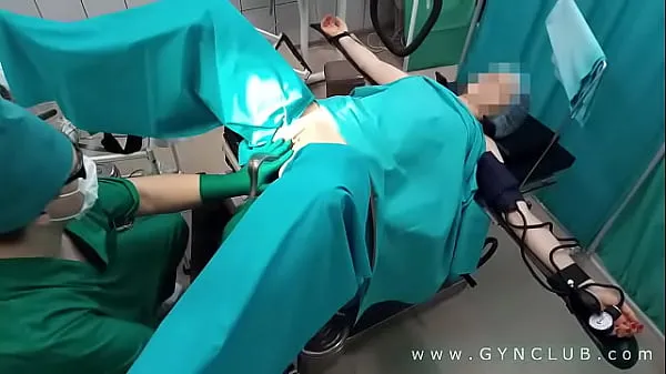 Grote Gynecologist having fun with the patient totale buis