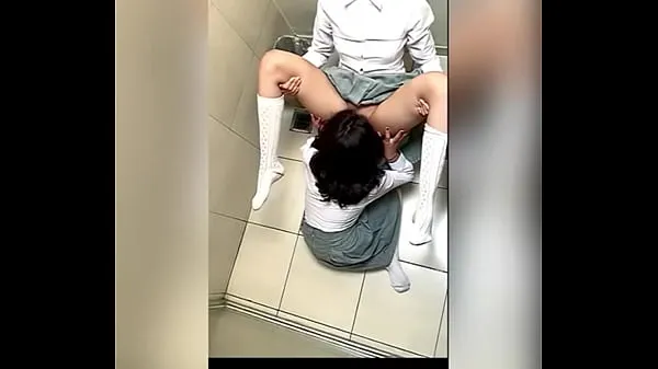 أنبوب Two Lesbian Students Fucking in the School Bathroom! Pussy Licking Between School Friends! Real Amateur Sex! Cute Hot Latinas كبير