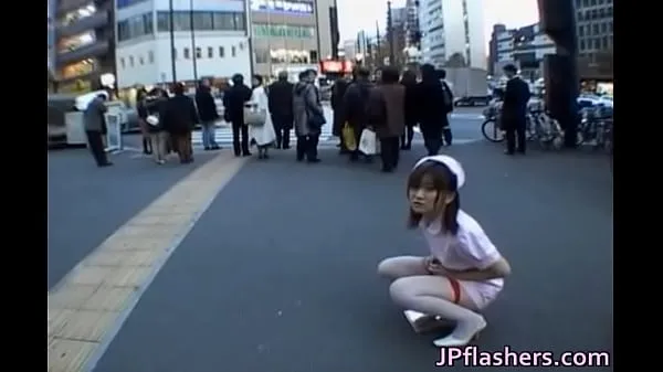 Μεγάλο Naughty Asian girl is pissing in public συνολικό σωλήνα