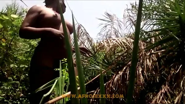 Μεγάλο Horny tribe woman outdoor συνολικό σωλήνα