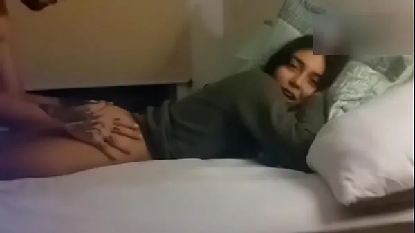 Iso BLOWJOB UNDER THE SHEETS - TEEN ANAL DOGGYSTYLE SEX yhteensä Tube