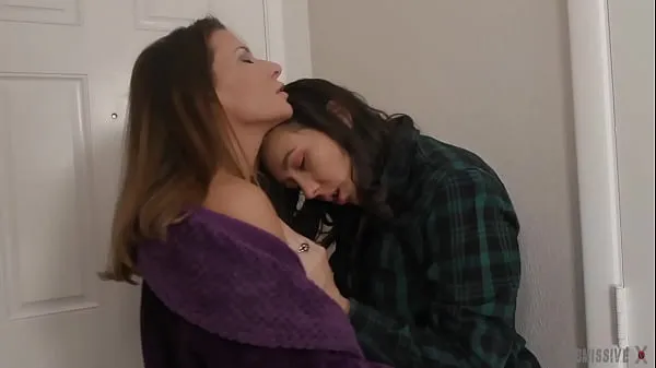 Big Sexy Lesbian Ariel X Kissing Sinn Sage then taking her big hard cocklike strapon celková trubka