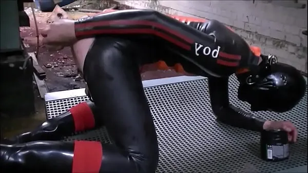 Nagy rubber slave dildo ride teljes cső