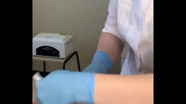 Μεγάλο The patient CUM powerfully during the examination procedure in the doctor's hands συνολικό σωλήνα