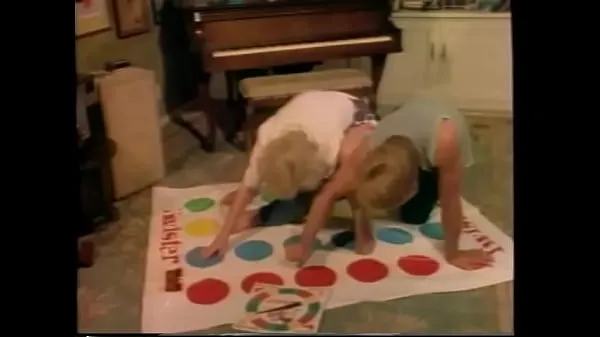 Μεγάλο Blonde babe loves spoon position after playing naughty game Twister συνολικό σωλήνα