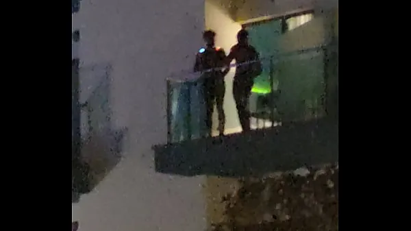 Stor Guys caught fucking on the balcony totalt rör
