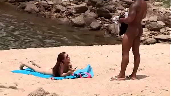 Veľká Black dude looks for horny babes at the nude beach and bangs one of 'em totálna trubica