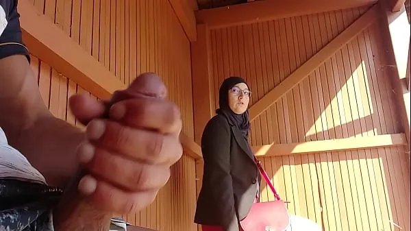 หลอดรวมyoung boy shocks this muslim girl who was waiting for her bus with his big cock, OMG !!! someone surprised them; he might have problems and run awayใหญ่