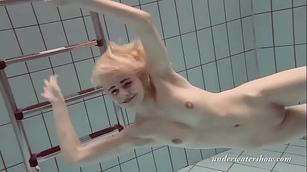Iso Blonde babe Okuneva shaved pussy underwater swimming yhteensä Tube