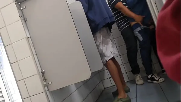 Velika fuck in the public bathroom skupna cev