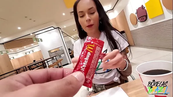 Veľká Aleshka Markov gets ready inside McDonalds while eating her lunch and letting Neca out totálna trubica