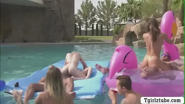 Stor Busty shemales are in the swimming pool with many guys that,they decide to do orgy and they start kissing each is,they suck their big cocks passionately and they let them bareback their wet ass too totalt rör