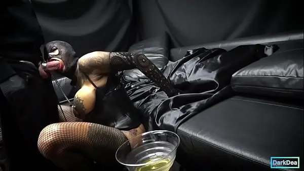 बिग The Kinky Slut Queen "Dark Dea" pisses and gets fucked by her making him cum with an amazing fruit blowjob कुल ट्यूब