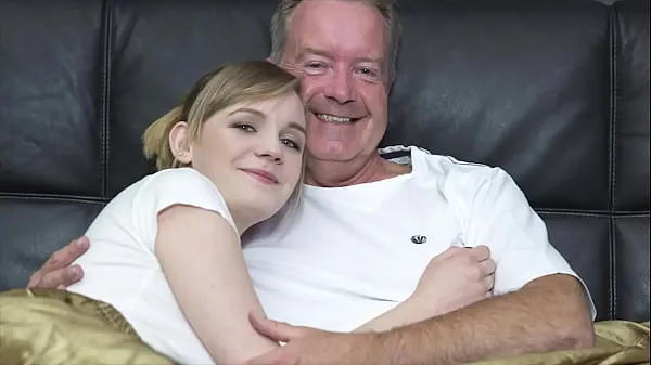 Grote Sexy blonde bends over to get fucked by grandpa big cock totale buis