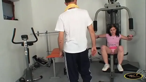 Nagy The girl does gymnastics in the room and the dirty old man shows him his cock and fucks her # 1 teljes cső